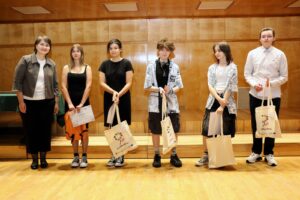 Irena Paul,-koordynator konkursu z ramienia Liceum Plastycznego wraz z laureatami: Anastazja Owsiak, Anna Kaczmarek. Maja Drążek, Michał Kobyłkiewicz, Katarzyna Zmysłowska