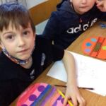 Uczniowie podczas zajęć plastycznych