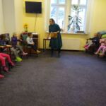 Justyna Jurasz podczas prowadzenia zajęć. Justyna Jurasz podczas prowadzenia zajęć.