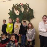 Uczestnicy spotkania podczas oglądania wystawy .