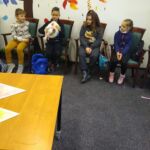 Uczestnicy zajęć podczas warsztatów biblioterapeutycznych.