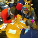 Uczestnicy przygotowują swoje emocjonalne maseczki.