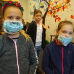 Uczestnicy spotkania z własnymi, emocjonalnymi maseczkami.