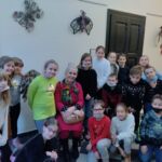 Uczestnicy spotkania podczas oglądania wystawy.