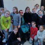 Uczestnisy spotkania i P. Justyna Jurasz podczas oglądania wystawy.