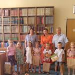 Laureaci konkursu wraz z organizatorami