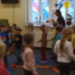 Uczestnicy podczas zabaw czytelniczych