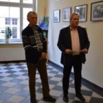 Otwarcie wystawy przez wicedyrektora RZPWE ds.bibliotecznych i Jerzego Kamińskiego -opiekuna Sekcji Plastycznej Akwarele