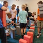 dzieci podczas zabawy edukacyjnej