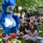 Dzieci podczas słuchania ,,Czytania na trawie"