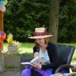 Justyna Weigt - nauczyciel biblioterz PBW podczas czytania