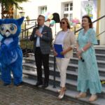 Powitanie dzieci: dyrektor RZPWE -Bartłomiej Piechaczek, kierownik Zaczarowanego świata- Agnieszka Królikowska i Justyna Jurasz- nauczyciel bibliotekarz PBW