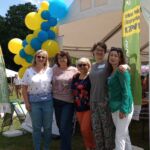 Nauczyciele bibliotekarze PBW przed namiotem warsztatowym