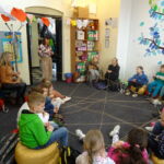 Uczestnicy biorący udział w ćwiczeniu ze sznurkiem