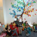 Uczestnicy podczas kreatywno-czytelniczych warsztatach